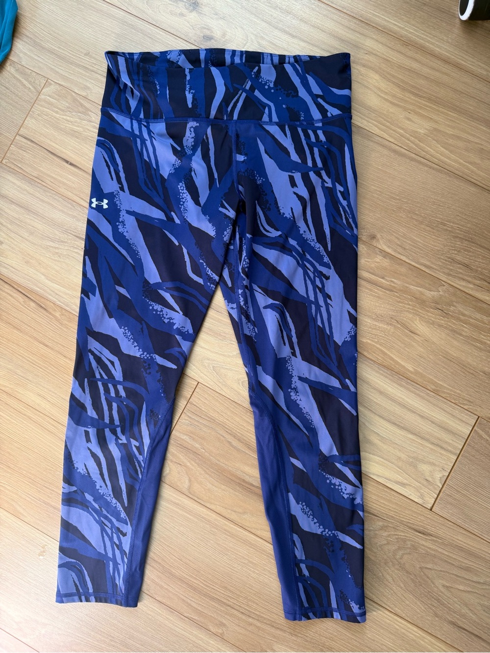 Under Armour Women’s Blue Patterned Athletic Leggings with mesh sides on legs